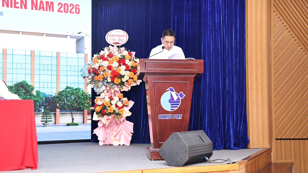 Ông Nguyễn Việt Hải - Thành viên HĐQT trình bày báo cáo của TV HĐQT độc lập